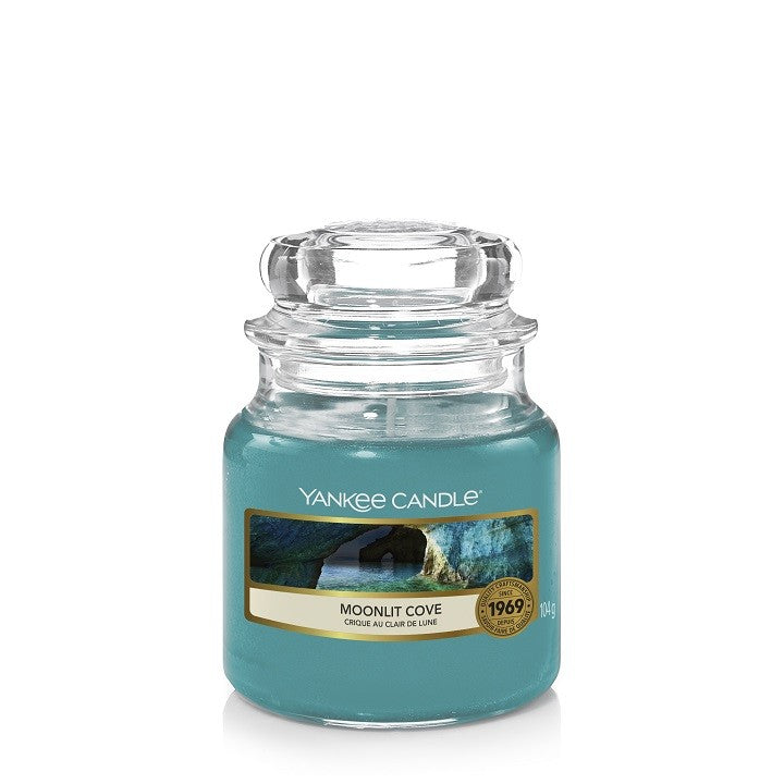 Arredamento casa - cose di casa - casa negozio - oggettistica casa - oggetti per la casa - casa nuova - accessori per la casa - negozio casa - negozi per la casa - yankee candle - arredamento casa online - yankee candle offerte - yankee candle prezzi - candele profumate - candele yankee candle - essenza yankee - yankee candle olbia - candele olbia - cereria olbia - Olbia - negozio di yankee candle - giara piccola - moonlit cove